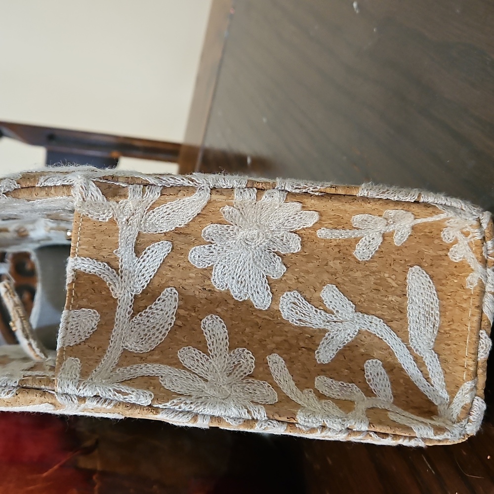 NWT HAUTE HIPPIE WHITE EMBROIDERED CLUTCH BEADED HANDLE CLUTCH - Picture 10 of 10